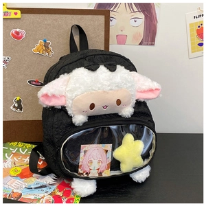 Dettaglio dello zaino trapuntato nero con pecora in peluche e finestra trasparente in PVC