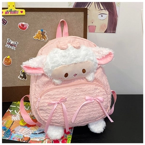 Dettaglio dello zaino di peluche a agnello rosa con fiocchi di raso e tessuto morbido