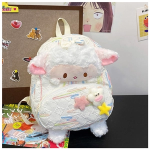 Dettaglio dello zaino in peluche di agnello carino con orecchie rosa e ciondoli