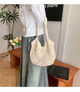 Gros plan détaillé d'un sac cabas au crochet beige avec motifs de tricot géométriques