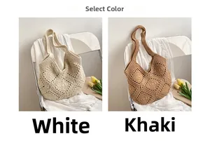 Détail de sacs fourre-tout en crochet faits main blancs et kaki aux motifs vintage