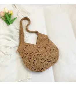 Détail des motifs crochetés à la main sur le sac fourre-tout marron clair