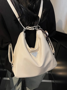 Schicker cremefarbener Oil-Wax Leder-Tote und Rucksack mit Dreiecks-Logo für Damen