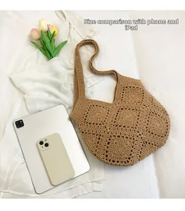 Détail du sac cabas en crochet kaki comparé à une tablette et un smartphone