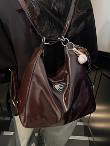 Vintage kaffeebraune Shopper-Tasche aus Ölwachsleder mit Logo und modischem Anhänger