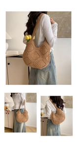 Gros plan du sac cabas au crochet marron avec motifs carrés et texture en maille épaisse