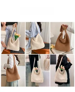 Dettaglio della trama traforata all'uncinetto a mano di una borsa tote boho
