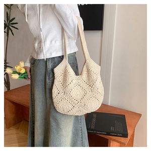 Gros plan d'un sac cabas au crochet beige de style bohème avec un motif tricoté ajouré