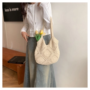 Détail du sac fourre-tout au crochet beige avec motif géométrique et texture tissée