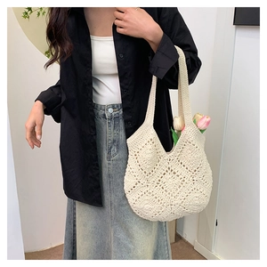 Détail du tissage et du motif de losanges ajourés du grand sac fourre-tout en maille crème