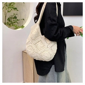 Gros plan détaillé du sac cabas en crochet ivoire avec des motifs ajourés géométriques