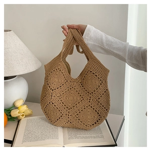 Détails de la maille ajourée en losanges sur ce sac fourre-tout beige de style bohème