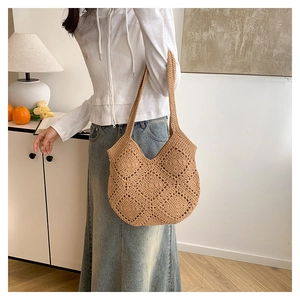 Détail du sac fourre-tout en crochet avec motif à carreaux ajouré et bandoulière large