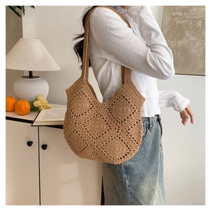 Détail du sac cabas en crochet fait main kaki avec motif floral rétro ajouré