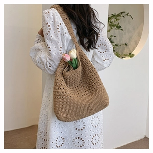 Vista dettagliata della borsa tote intrecciata da donna con texture naturale e stile
