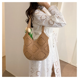 Détail du sac à bandoulière en crochet fait main avec motifs floraux géométriques