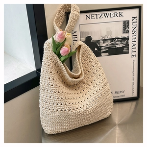 Dettaglio borsa shopper in crochet color crema con motivo a rete e tracolla in cotone intrecciato