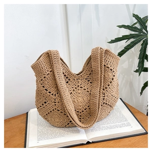 Gros plan détaillé du sac cabas au crochet bohème avec motifs floraux tricotés