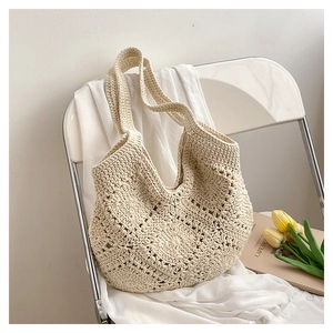 Gros plan détaillé du sac cabas fait main en crochet ivoire avec des motifs ajourés