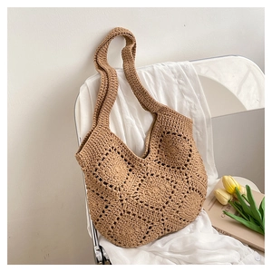 Vue détaillée d'un sac cabas beige crocheté avec des motifs géométriques ajourés