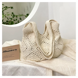Détail du sac cabas en crochet beige montrant la texture délicate du tricot ajouré