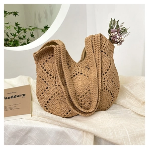 Détail de la texture crochetée à la main et du motif géométrique sur le sac hobo camel