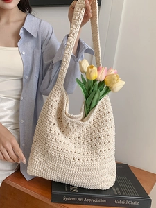 Borsa hobo fatta a mano all'uncinetto con motivo traforato da donna bianco