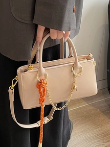 Sac à main minimaliste beige en cuir ciré avec chaîne dorée et charm tissé pour femme