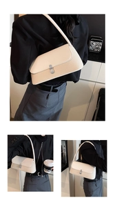 Gros plan sur le sac sous le bras crème montrant cuir lisse, texture tissée et boucle argentée