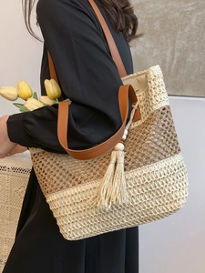 Modische Kontrast-Strandtasche mit Lederriemen und Tassels-Anhänger im Boho-Stil