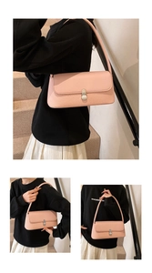 Vue détaillée du sac baguette rose avec texture gaufrée diagonale et boucle métallique chic