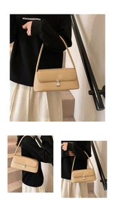 Détail du rabat en cuir PU marron clair et sac à bandoulière tissé beige avec boucle argent