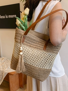 Handgewebte Strohtasche mit Kontrastfarben und Quastenanhänger für den Strandurlaub