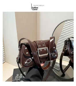 Vue détaillée du sac en cuir marron avec rivets argentés et boucles métalliques de style