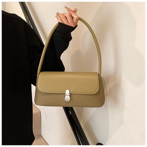 Détail du sac sous l'aisselle vert olive avec patchwork en cuir et fermoir en métal