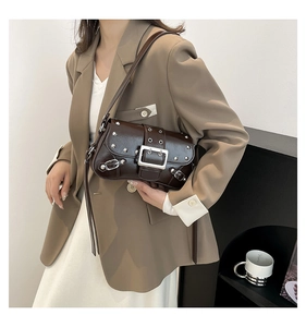 Détail du sac à bandoulière marron vintage Y2K avec rivets argentés et boucle en cuir