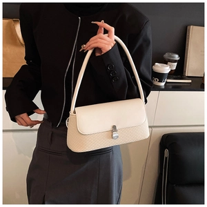 Vue détaillée du sac sous le bras blanc crème avec contraste cuir et tissage texturé