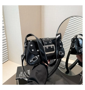 Détail du sac bandoulière punk noir avec rivets argentés et boucle métal géante