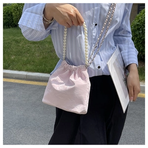 Rosa Kordelzug Beuteltasche mit elegantem Perlen Griff und Metallketten Schultergurt Detail