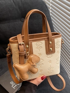 Sac seau beige chic avec motif étoiles et bandoulière réglable en cuir marron