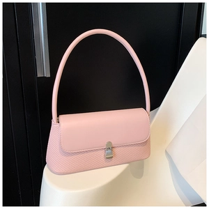 Détail du sac à bandoulière rose avec épissage en cuir, texture tissée et boucle en métal