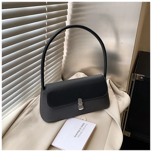 Détail du sac à bandoulière noir avec rabat en cuir mat et boucle métallique argent