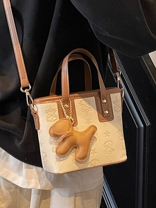 Sac seau gaufré beige et marron tendance avec charm chien et bandoulière amovible