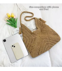 Détail du sac cabas tissé à la main comparé à la taille d'un iPad et d'un smartphone