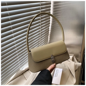 Gros plan du sac beige minimaliste avec textures en cuir et tissu tissé mélangés