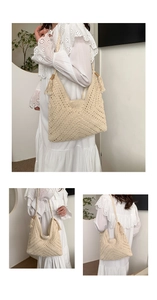 Sac à bandoulière beige au crochet avec motifs ajourés et détails en bois poli