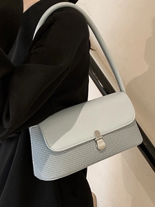 Sac sous le bras bleu clair élégant avec cuir lisse et texture tissée pour femme