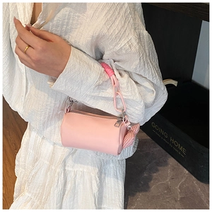 Mini borsa a cilindro rosa con manico a nodo e ciondolo a cuore decorativo