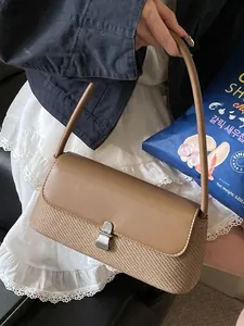 Sac bandoulière marron en similicuir avec texture tissée chic et fermoir rotatif argenté