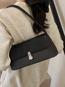 Sac sous le bras minimaliste noir en patchwork avec boucle argentée et texture tissée